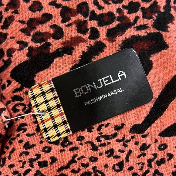 Pink cheetah scarf - Picture 5 of 6